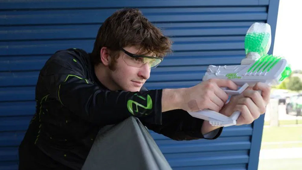 Chlapec se zbraní Gel Blaster Surge_02